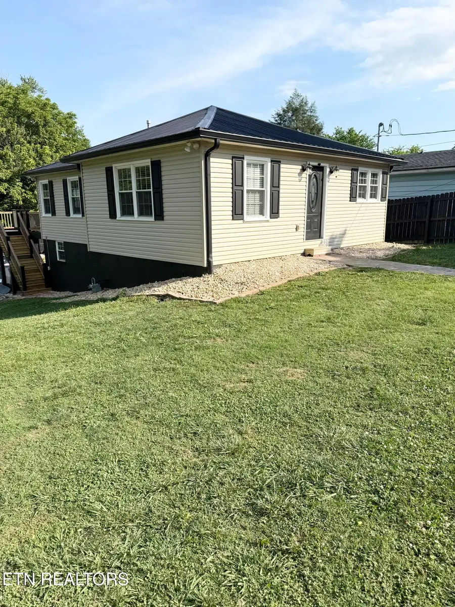 925 Medaris St, Clinton, TN 37716 - #3
