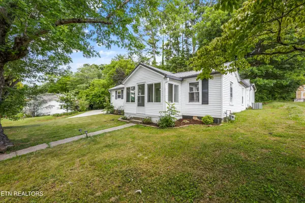 1306 Montvale Station Rd, Maryville, TN 37803
