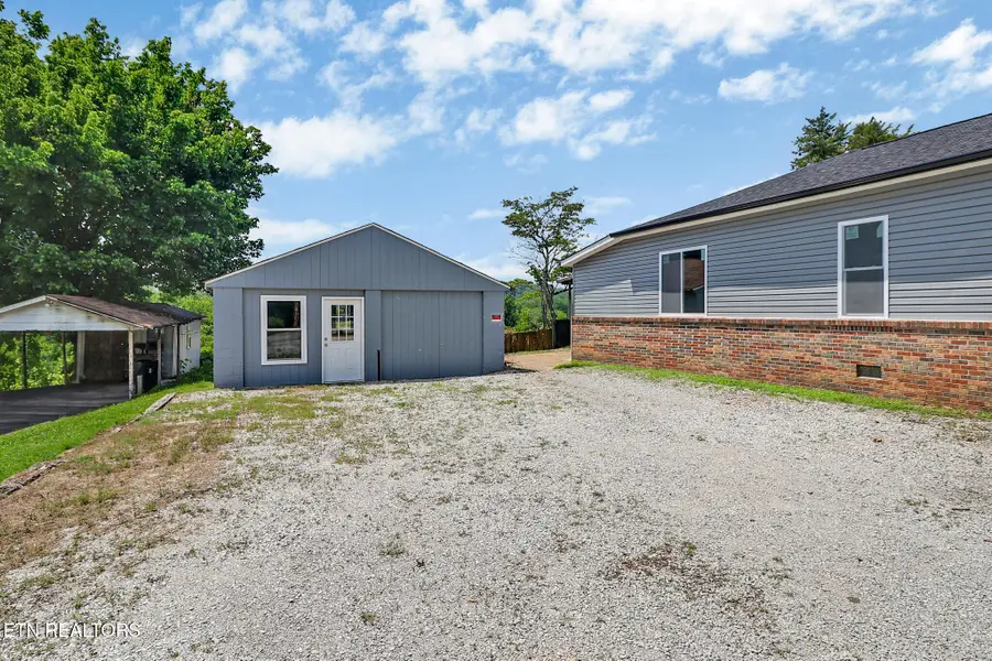 436 Maple St, Harriman, TN 37748 - #2