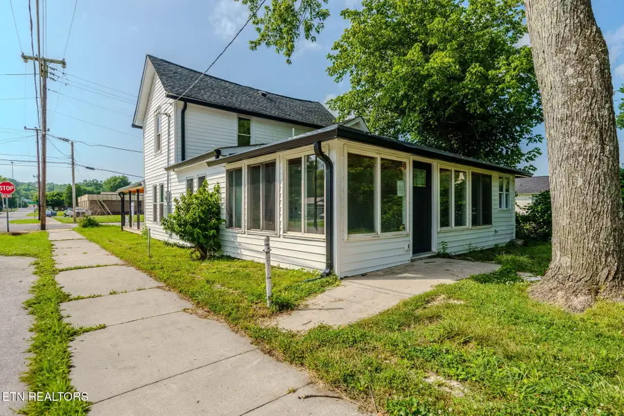 125 N Chamberlain Ave, Rockwood, TN 37854 - #3