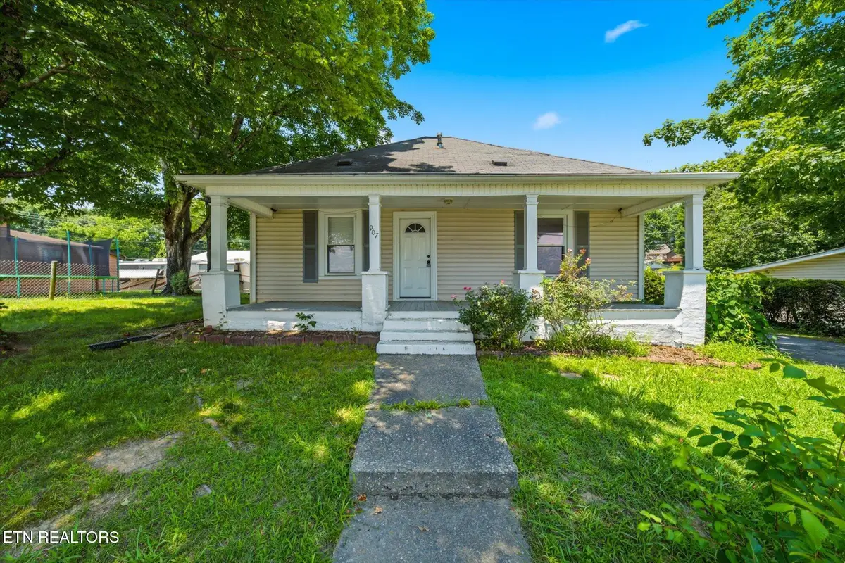 907 W 2nd Ave, Lenoir City, TN 37771 - #1