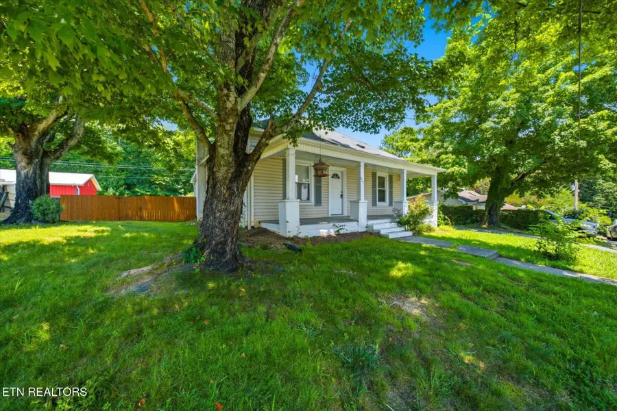 907 W 2nd Ave, Lenoir City, TN 37771 - #3