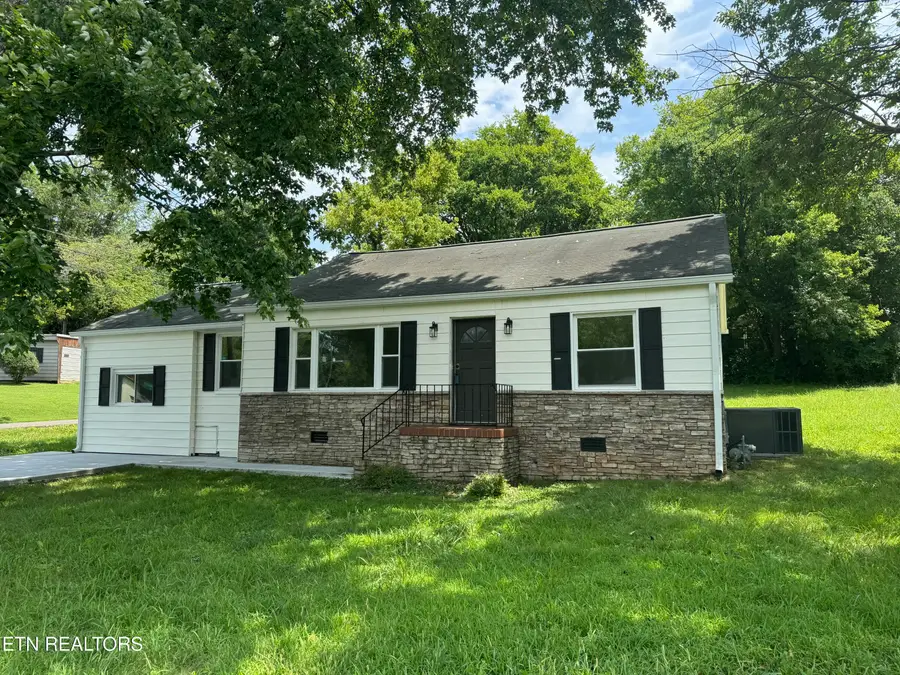 2204 Bradshaw Garden Rd, Knoxville, TN 37912 - #2