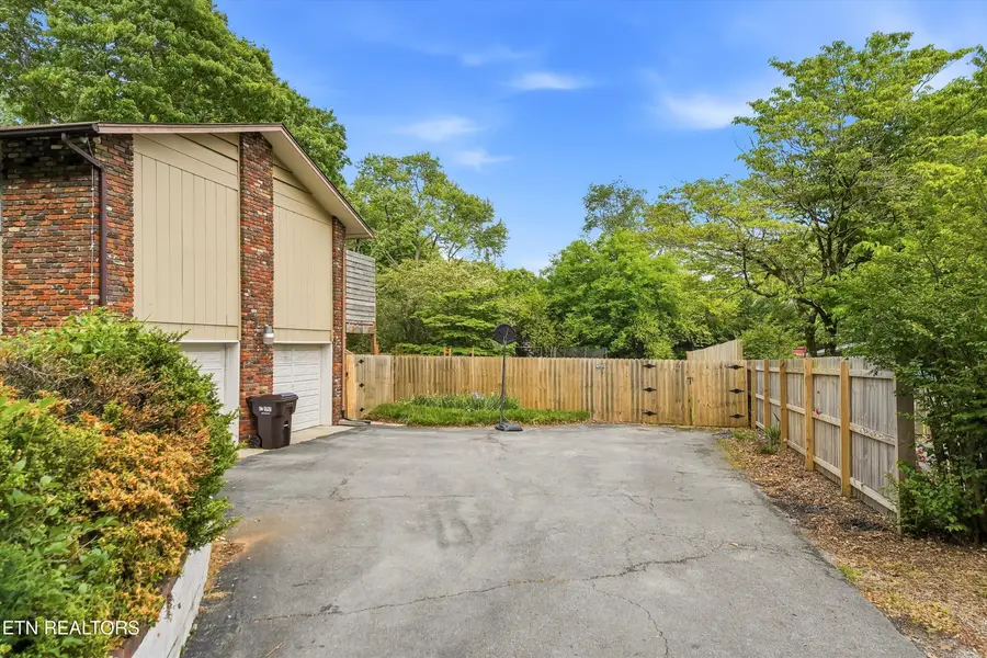 824 Sanders Rd, Knoxville, TN 37923 - #3