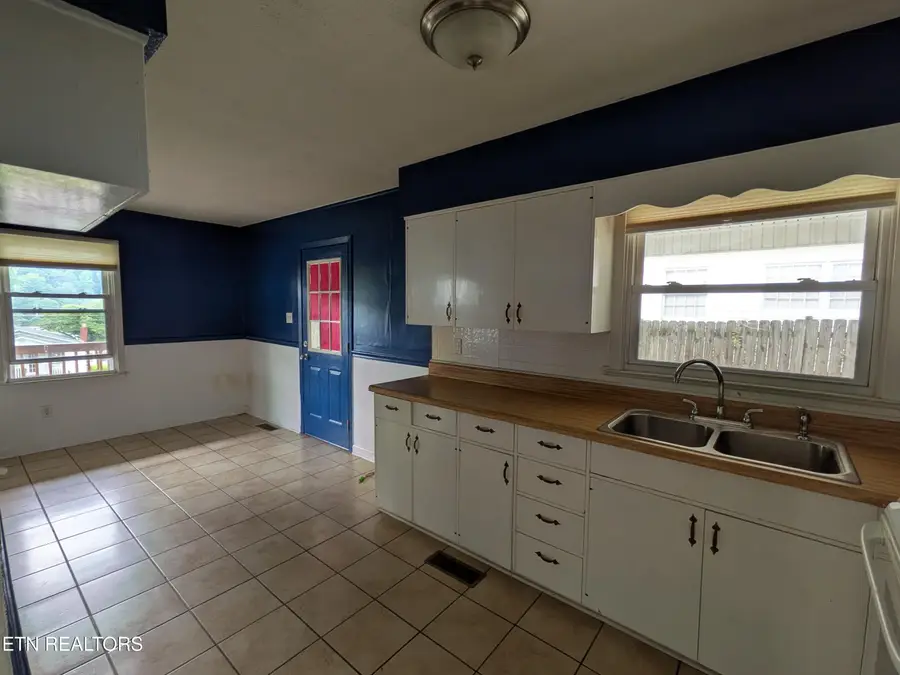 712 W Walden St, Lafollette, TN 37766 - #3