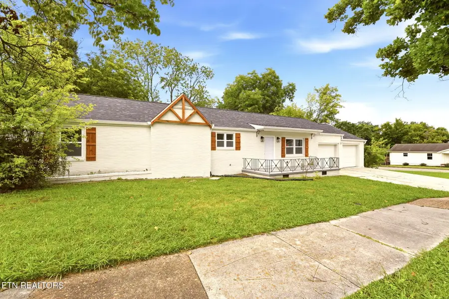 2406 E Glenwood Ave, Knoxville, TN 37917 - #2