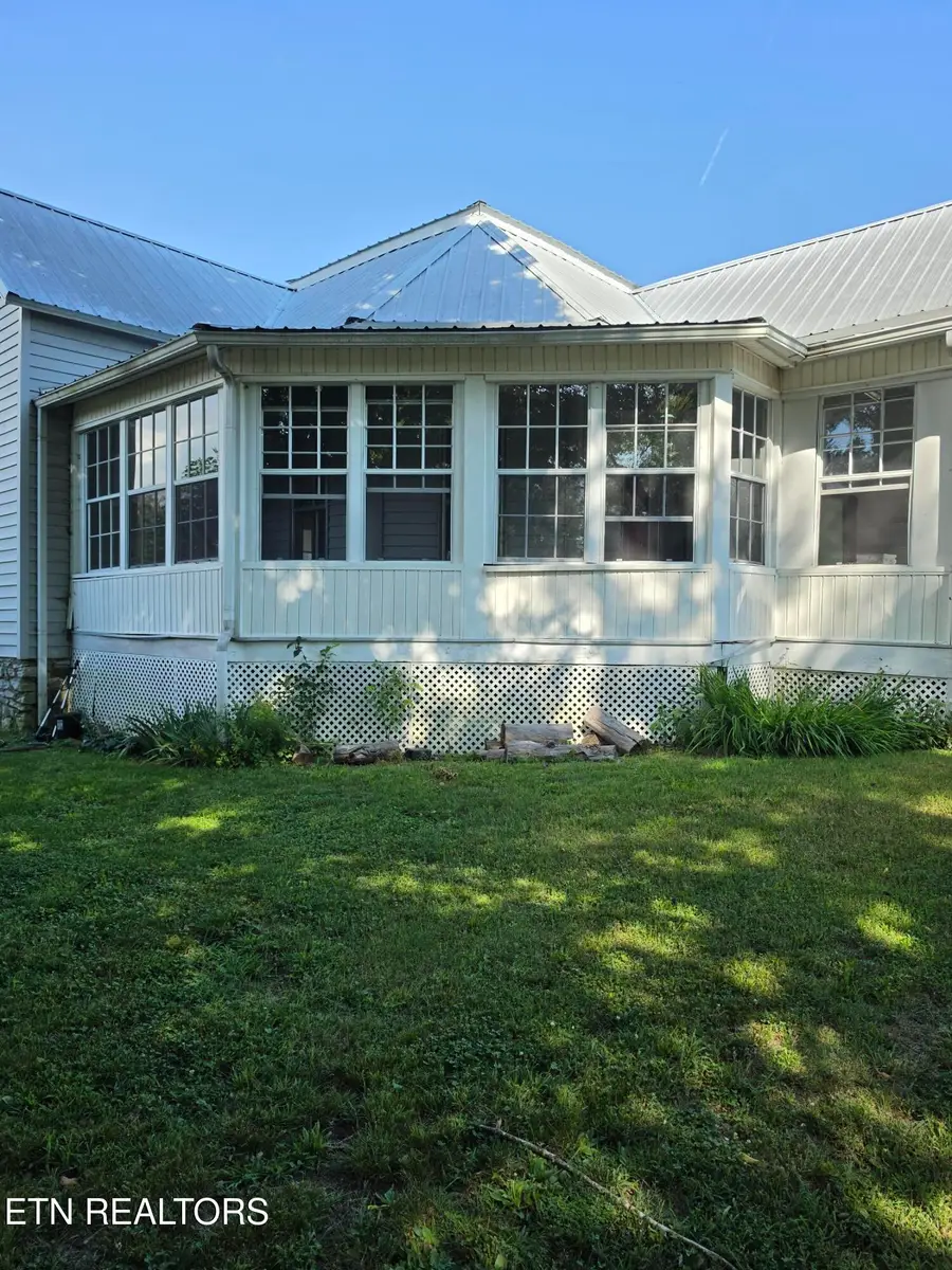 702 Clinton St, Harriman, TN 37748 - #3