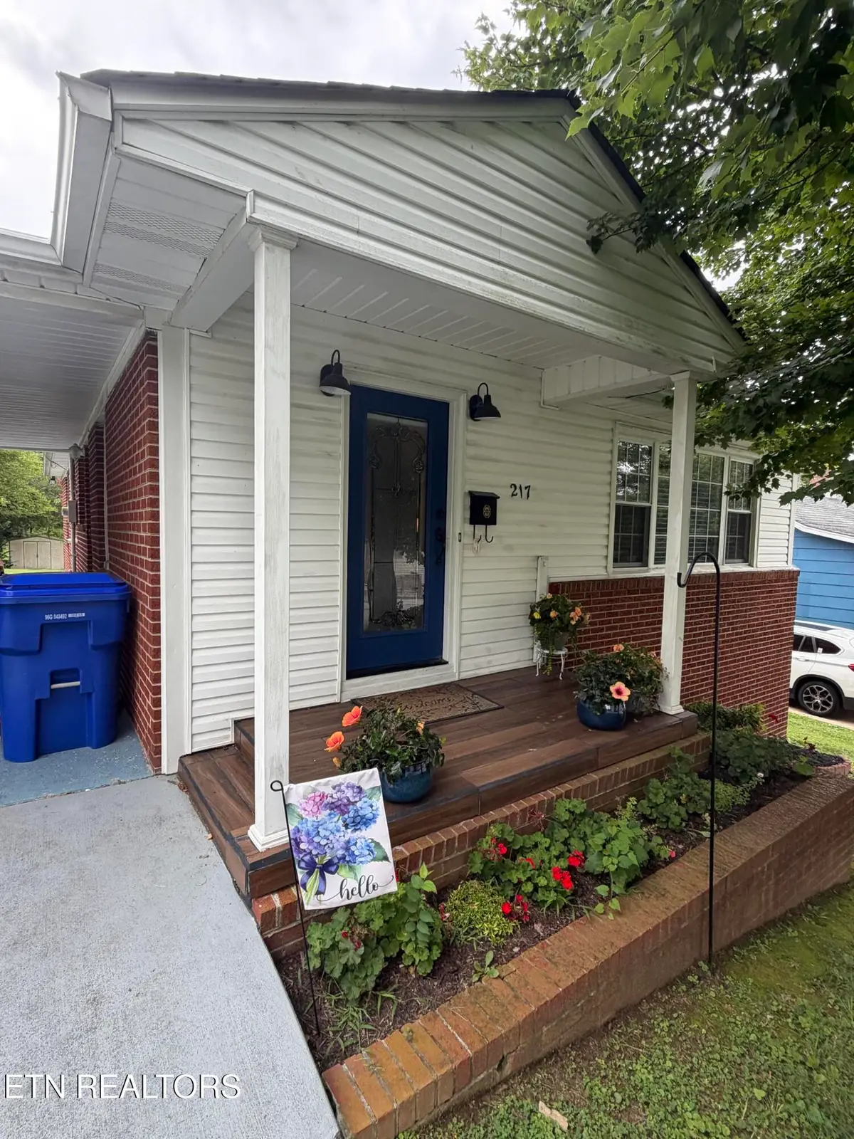217 W Hicks St, Clinton, TN 37716 - #1