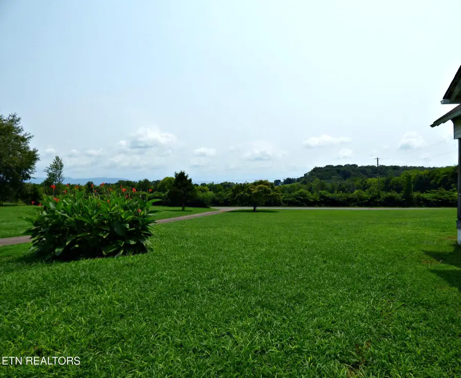 452 Wells Spring Rd, Dandridge, TN 37725 - #3