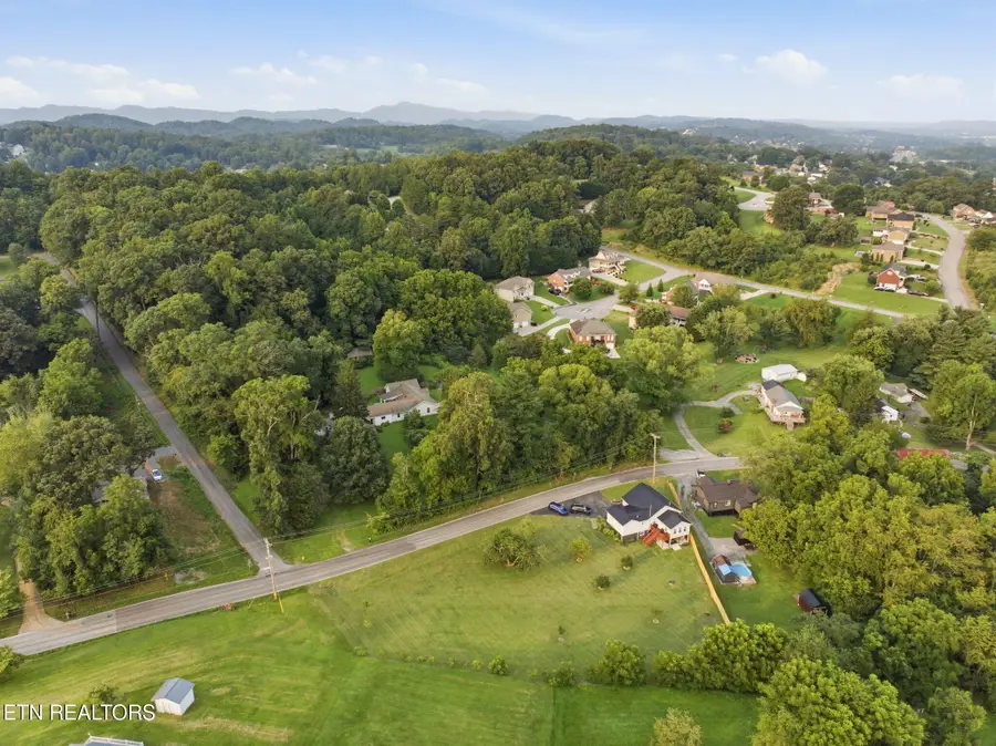 417 Hammond Ave, Mount Carmel, TN 37645 - #3