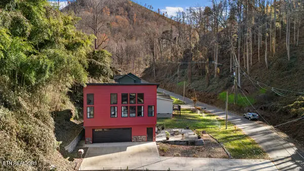 667 Turkey Nest Rd, Gatlinburg, TN 37738