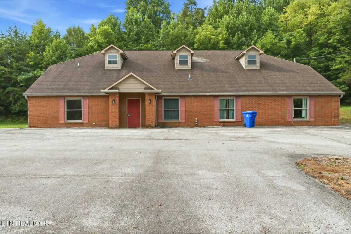 2215 S Roane St, Harriman, TN 37748 - #1