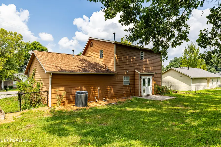 2403 Crestpark Rd, Knoxville, TN 37912 - #3