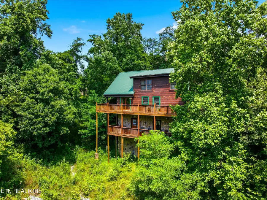 2606 Tree Tops Way, Pigeon Forge, TN 37863 - #2