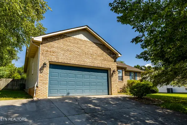 1126 Willow Creek Circle, Maryville, TN 37804