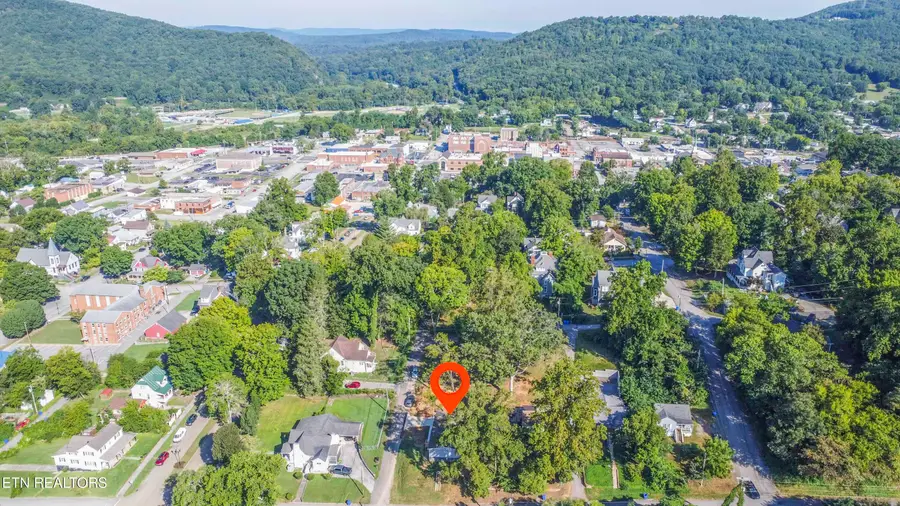 417 Sewanee St, Harriman, TN 37748 - #3