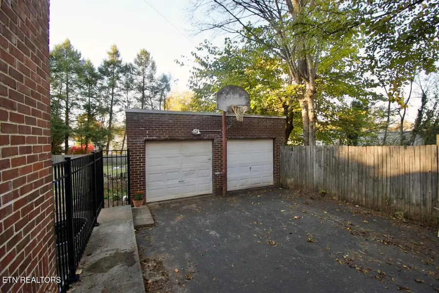 1015 Oak Park Ave, Maryville, TN 37803 - #3