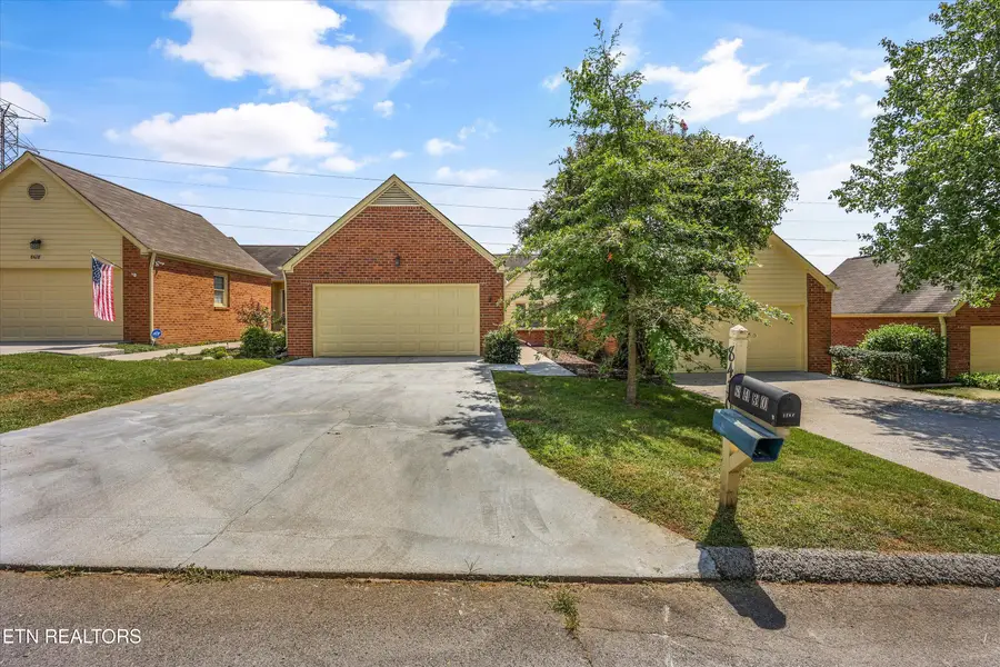8430 Woodbend Tr, Knoxville, TN 37919 - #2