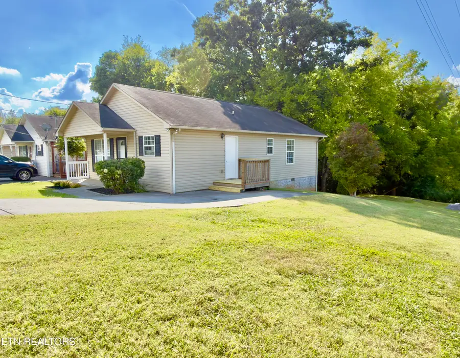 206 W Edison St, Alcoa, TN 37701 - #3