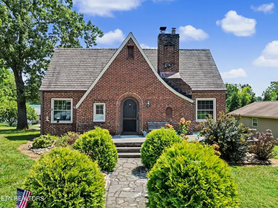 860 Gilbert St, Alcoa, TN 37701 - #2
