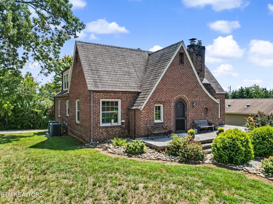 860 Gilbert St, Alcoa, TN 37701 - #3