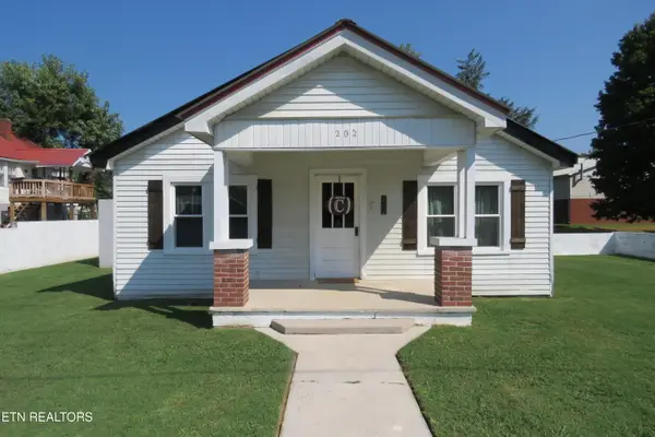 202 W 4th St, Livingston, TN 38570