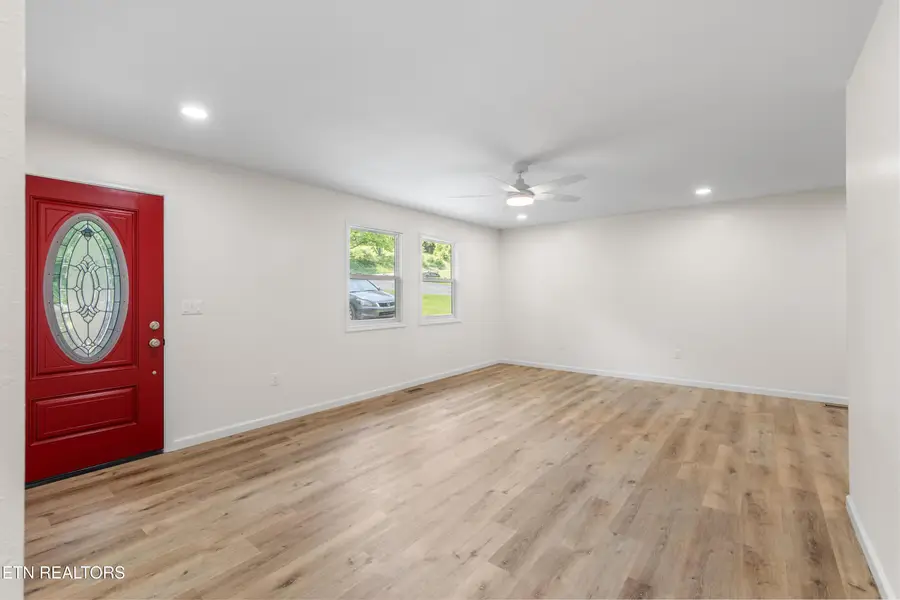 410 W Hemlock St, Lafollette, TN 37766 - #3