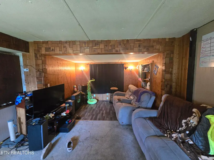 715 E Hemlock St, Lafollette, TN 37766 - #3