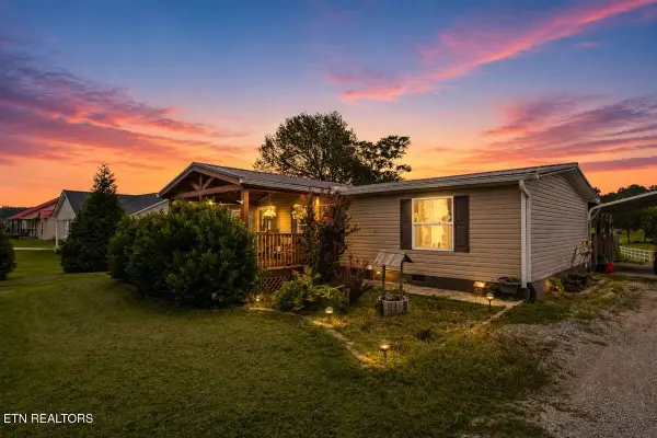 1349 Towe String Rd, Jacksboro, TN 37757