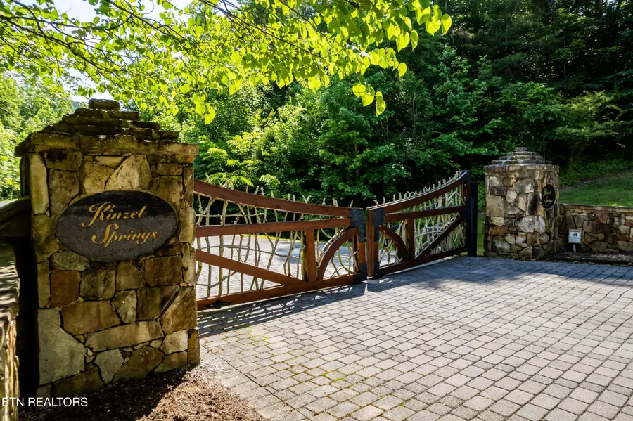 407 Chetola Tr, Townsend, TN 37882 - #2