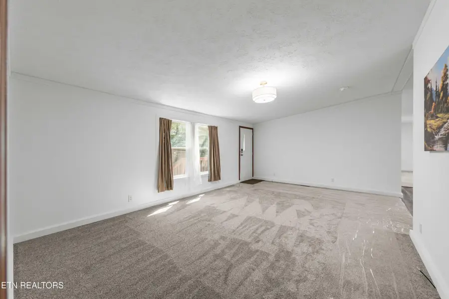 521 Poplar Ave, Jellico, TN 37762 - #3