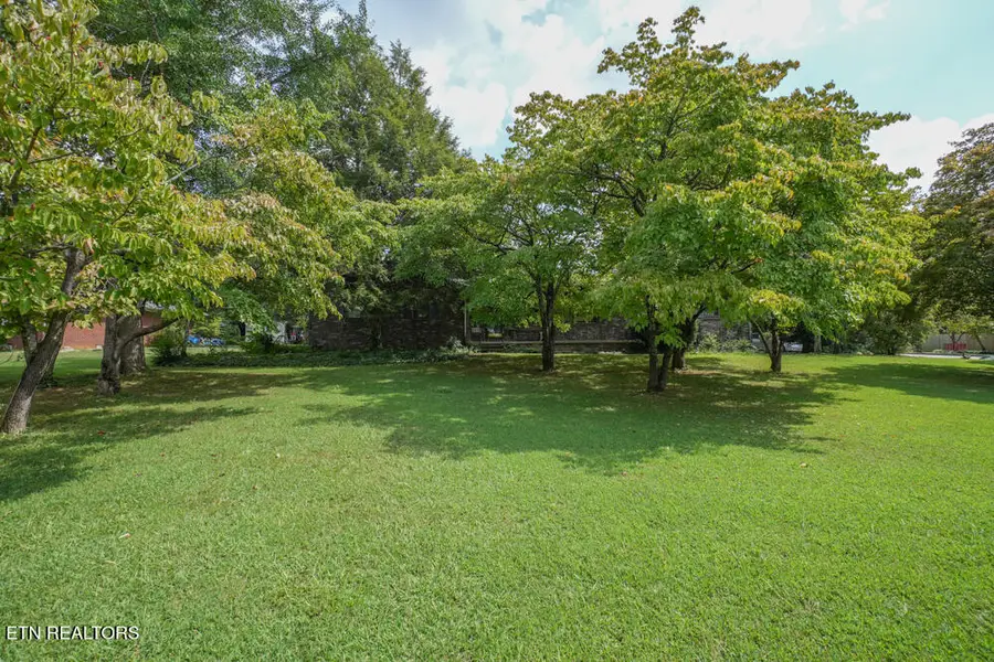 853 W Cunningham St, Alcoa, TN 37701 - #2
