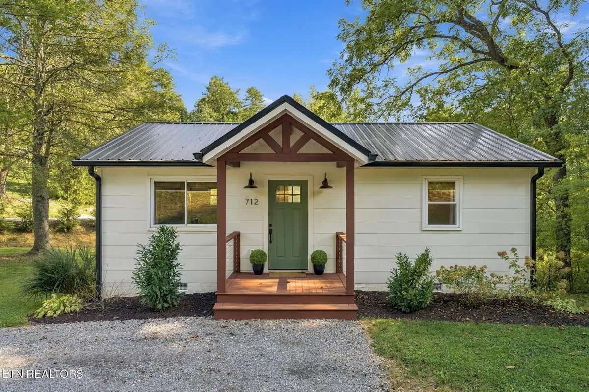 712 E Millers Cove Rd, Walland, TN 37886 - #1
