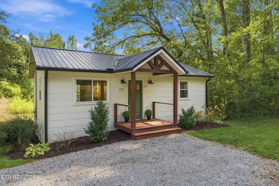 712 E Millers Cove Rd, Walland, TN 37886 - #2