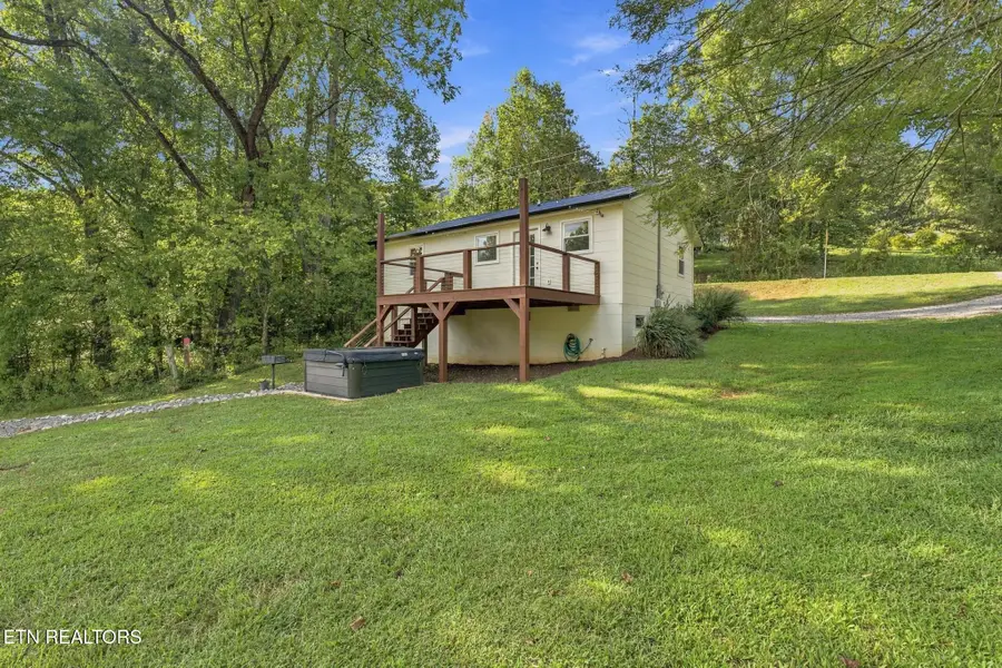 712 E Millers Cove Rd, Walland, TN 37886 - #3