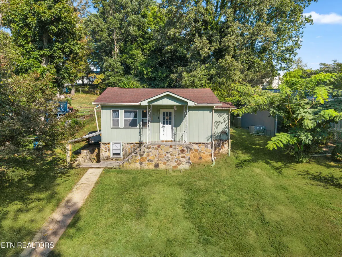 613 W 4th Ave, Lenoir City, TN 37771 - #1