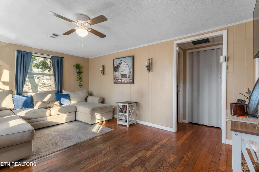613 W 4th Ave, Lenoir City, TN 37771 - #3
