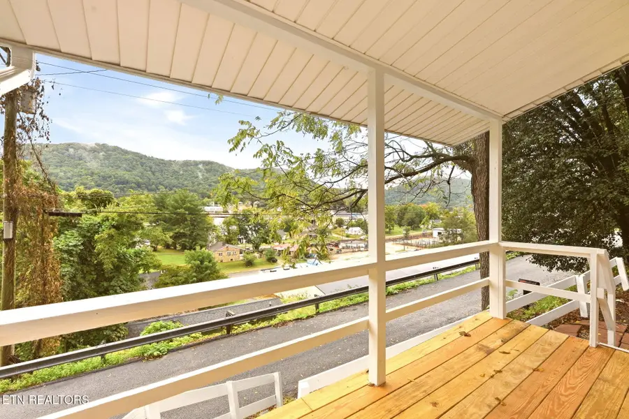 517 Cherry St, Lafollette, TN 37766 - #3