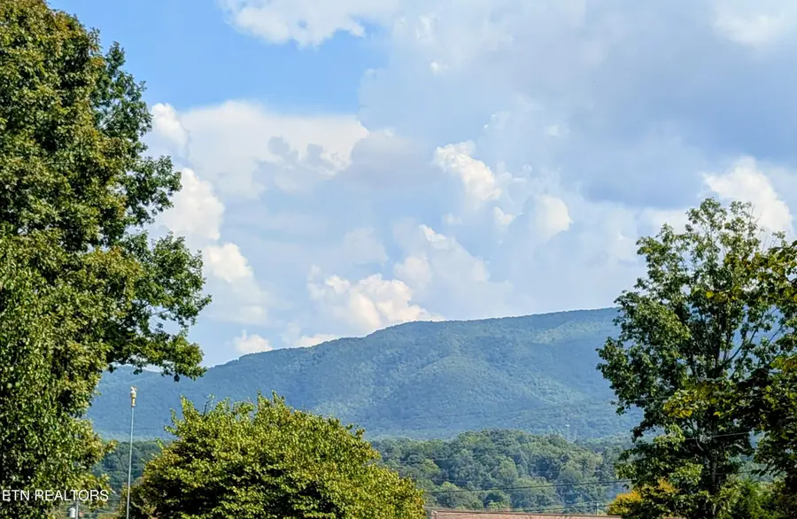 3240 W Laurelwood Ave, Sevierville, TN 37862 - #3