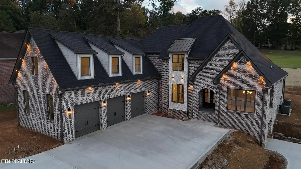 1075 Oak Chase Blvd, Lenoir City, TN 37772 - #1