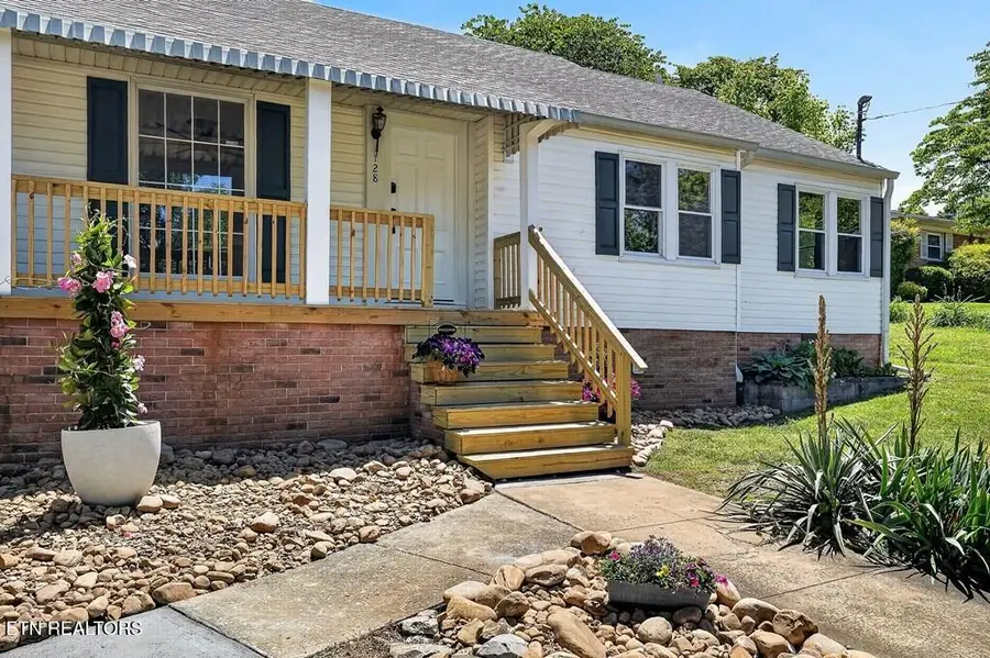 128 S Young St, Sparta, TN 38583 - #3