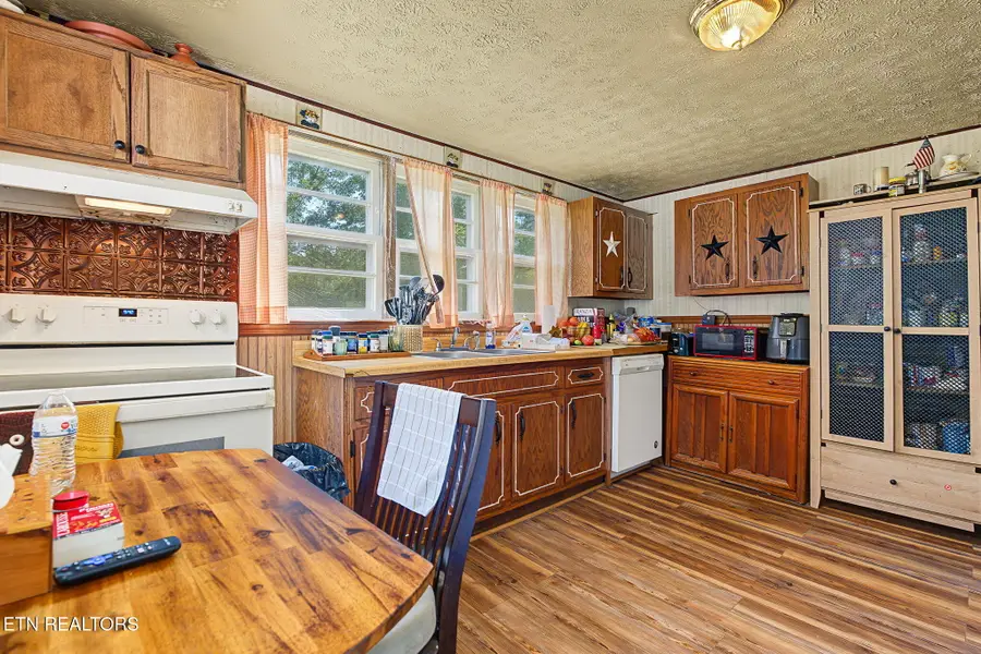 506 E Hemlock St, Lafollette, TN 37766 - #2