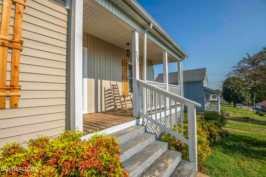 509 W 3rd Ave, Lenoir City, TN 37771 - #3
