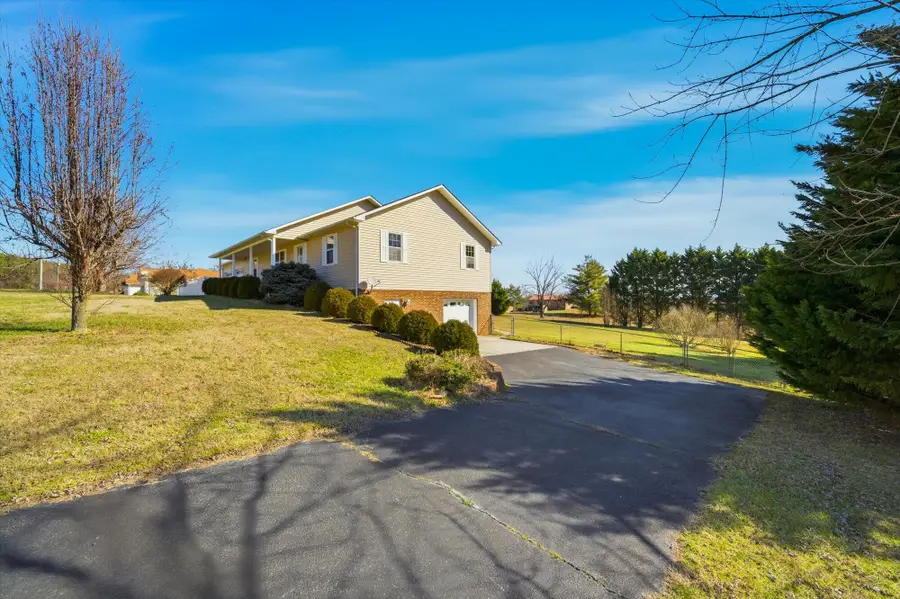 612 Briarwood Drive, Dandridge, TN 37725 - Image #2