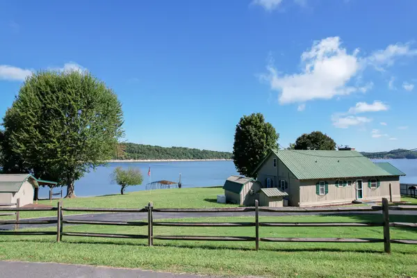 2464 Roundhouse Road, Dandridge, TN 37725