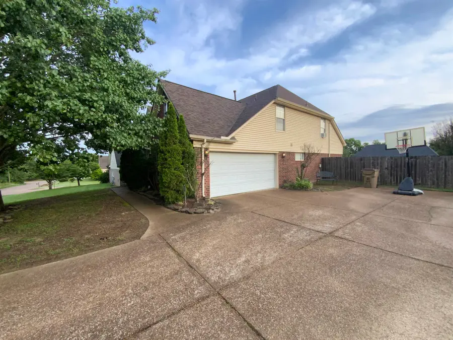 10098 SUTTON RIDGE LN, Cordova, TN 38016 - Image #2