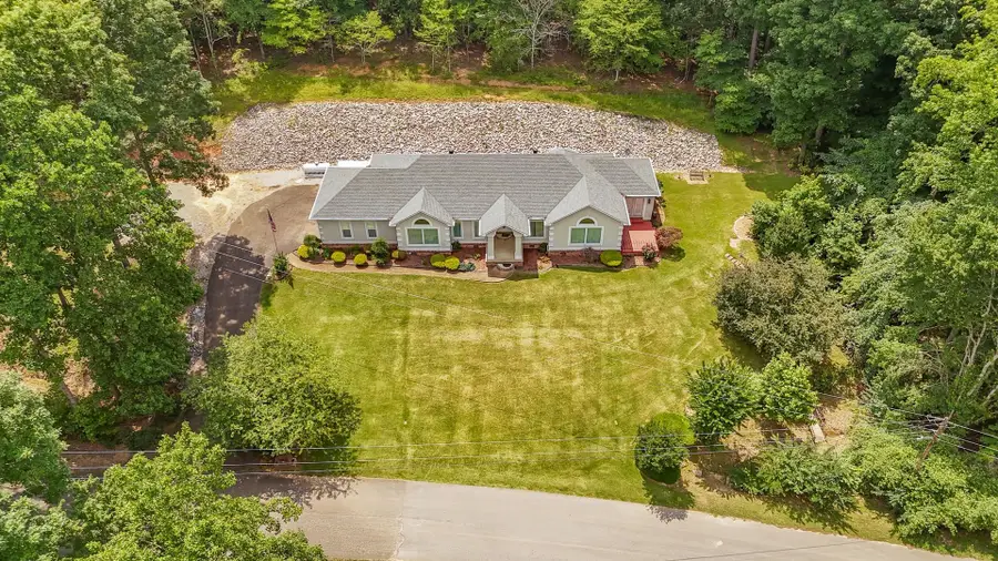 1255 TWIN VIEW CIR, Selmer, TN 38375 - Image #2