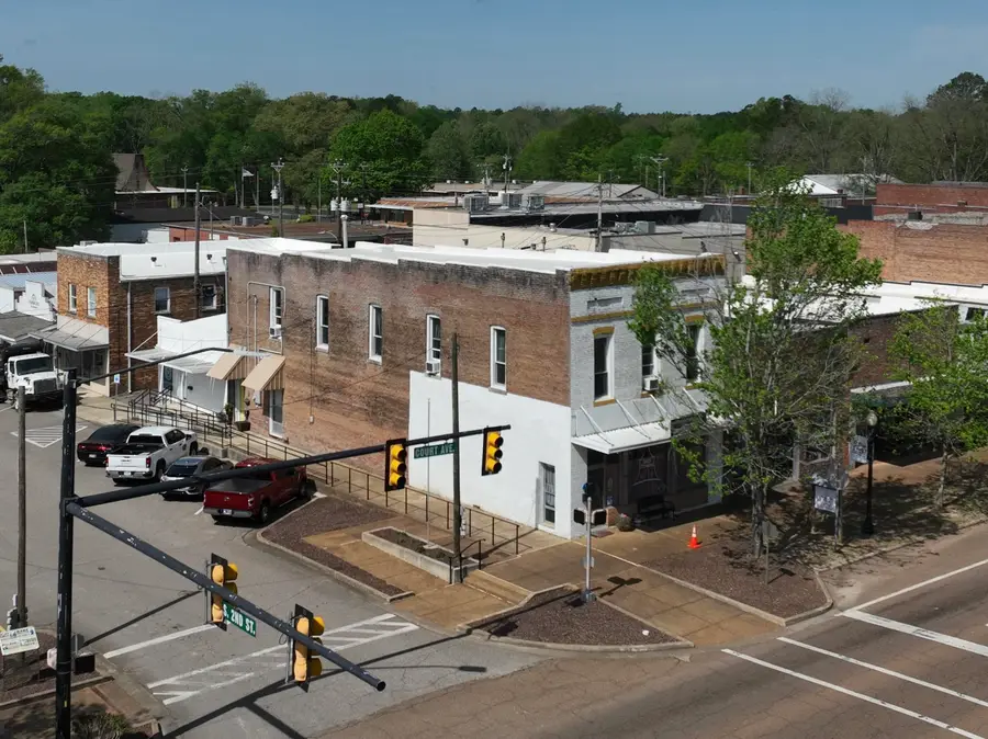 132 W COURT AVE, Selmer, TN 38375 - Image #2