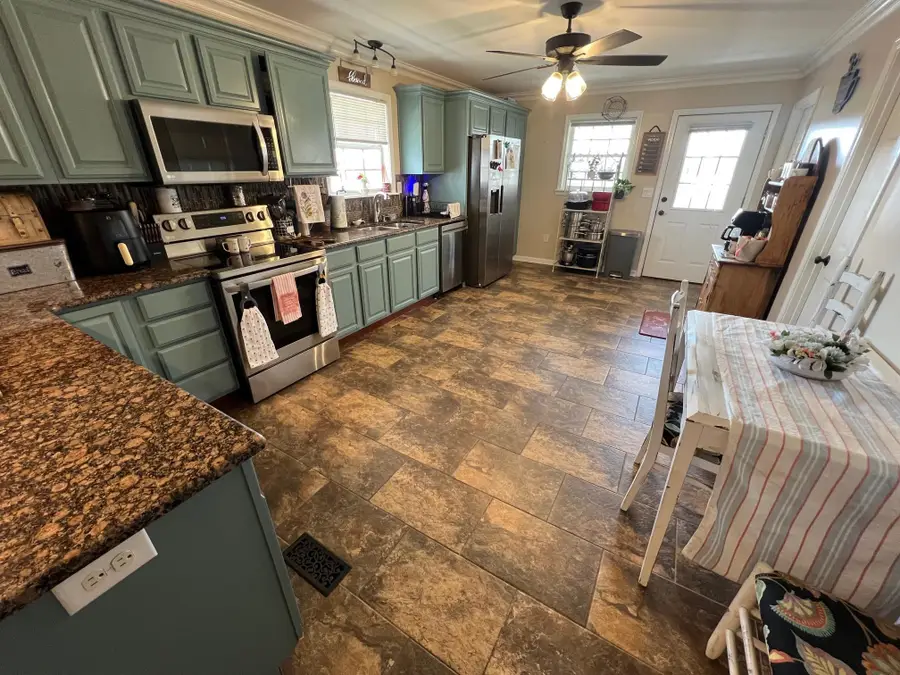 201 BEECHVIEW DR, Clifton, TN 38425 - Image #2