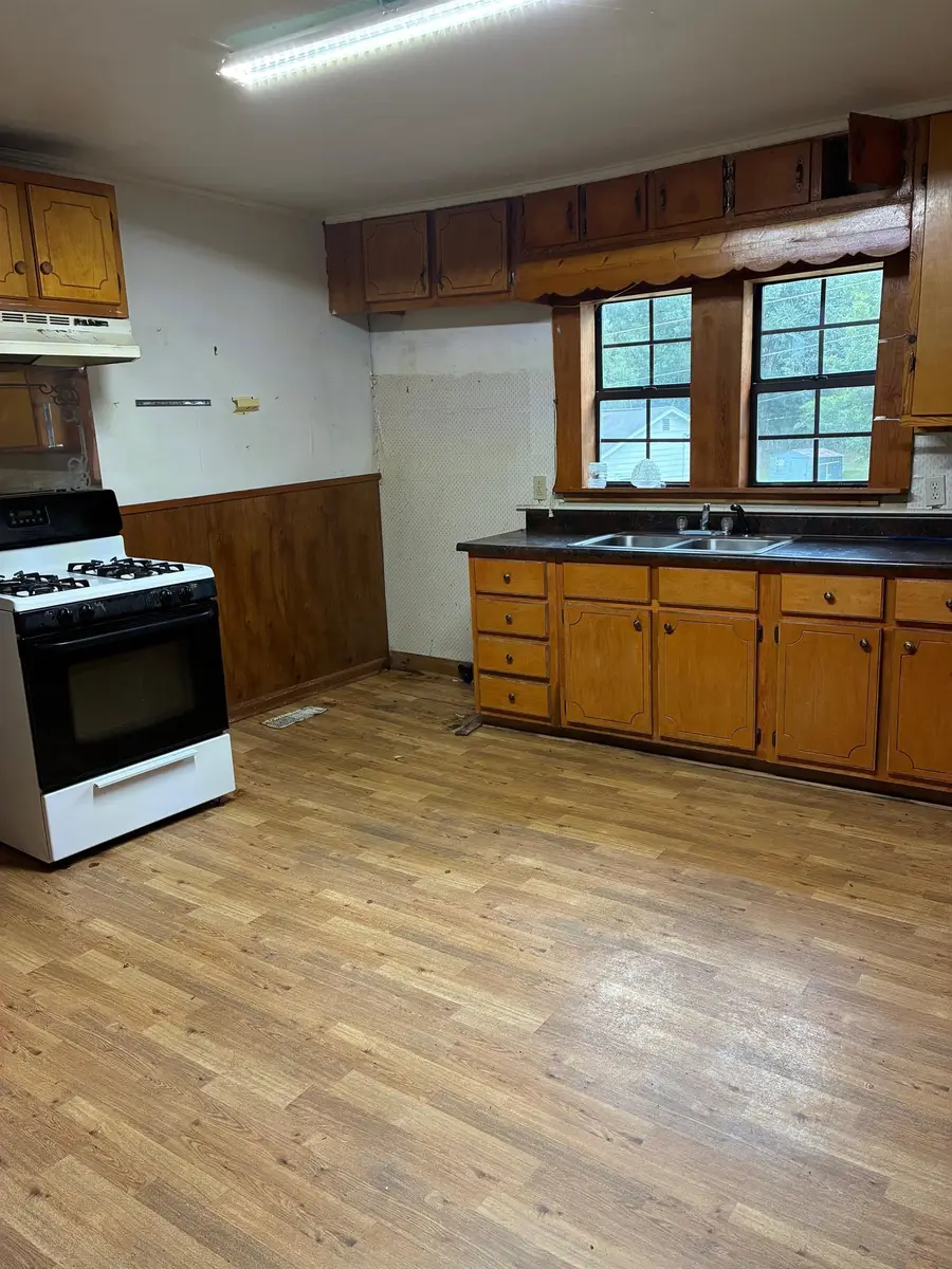 657 E JACKSON ST, Bolivar, TN 38008-2126 - Image #3